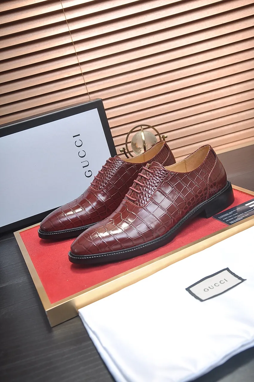 Men's shoes💰540💶Italy's top luxury men's shoe giant (GUCCI) (Gucci) (full cowhide lining) new arrival🍃Original European style🔰 Pleasant to the eye😍In order to make the shoes more durable and non-deformable🌀The production continues to follow traditional methods but there is still no lack of innovation💪Choose original sheepskin for the leather♻️ Smooth and natural And extra bright ⭐Made of imported cowhide, the first choice of rich people 38-45 (45 customized)